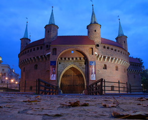 Une porte à Cracovie - barbacane, Pologne par nuit