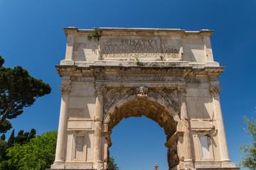 Fototapeta na wymiar Rzymskie ruiny w Rzymie, Forum