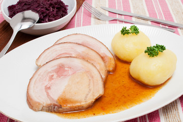 Spanferkelrollbraten, Kartoffelklöße,Rotkohl