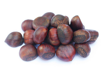 mucchio di castagne_ sfondo bianco