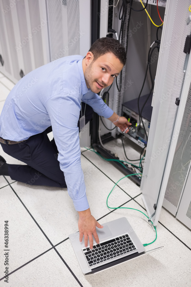 Aufkleber smiling technician inserting a usb