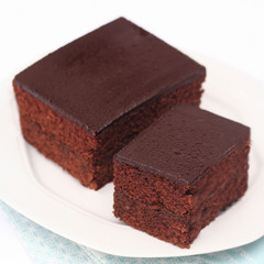 due fette di torta su piatto