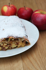 strudel alle mele su piatto