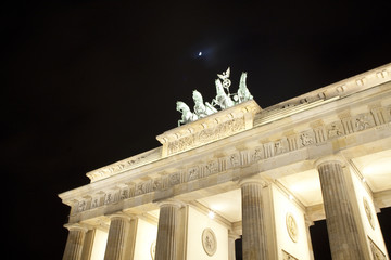 Naklejka premium a night shot of a building in Berlin, Germany