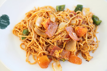 Spaghetti with ham and tomato sauce