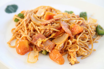 Spaghetti with ham and tomato sauce