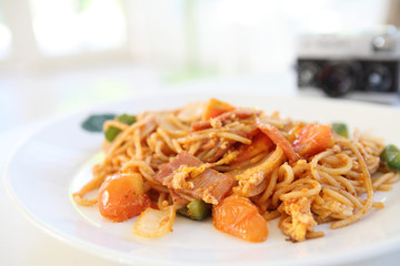 Spaghetti with ham and tomato sauce