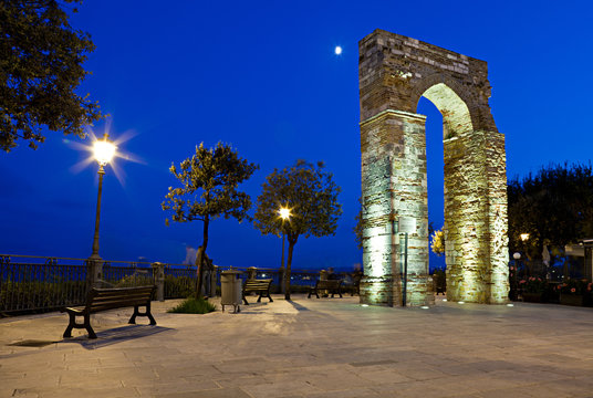 Numana, l'Arco di Torre all'imbrunire con la luna