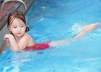 Fototapeta na wymiar Szczęśliwa kąpiel dziecko w basenie.