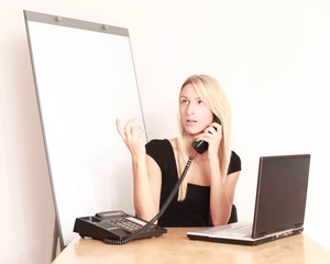 Frau im Büro mit Flipchart aufgebracht