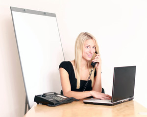 Frau im Büro mit Flipchart Beratung