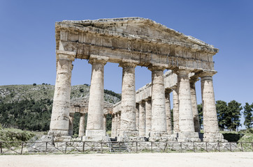 Fototapeta na wymiar Doryckiej świątyni w Segesta, Sycylia, Włochy