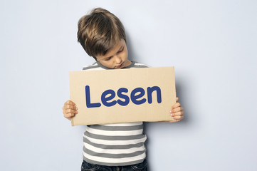 Kind fordert zum lesen auf