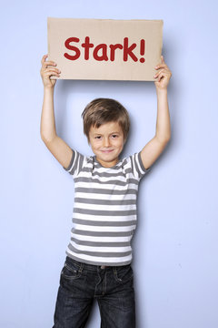 Kind h&auml;lt Schild auf dem &bdquo;Stark" steht