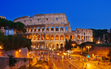 Fototapeta na wymiar Nocny widok Koloseum w Rzymie, Włochy.
