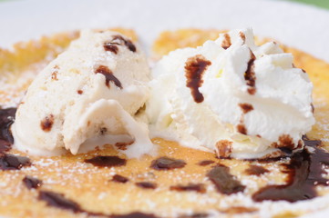 Palatschinken mit Eis