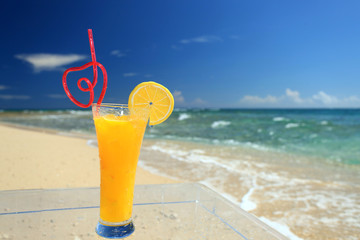 南国沖縄の美しい珊瑚の海と夏空