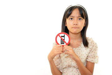 携帯電話使用禁止の意思表示をする女の子