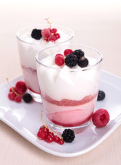 berry tiramisu