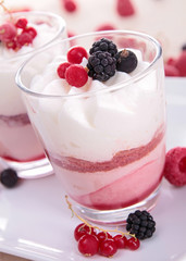 berry tiramisu