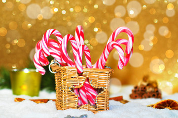 Zuckerstangen in weihnachtlichem Körbchen
