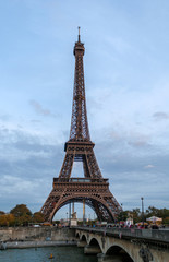 Fototapeta na wymiar Wieża Eiffla i Pont d'Iéna w Paryż, Francja