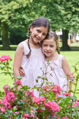 Naklejka premium zwei Kinder im Park