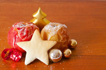 Bratäpfel und Weihnachtsplätzchen.