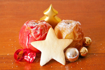 Bratäpfel und Weihnachtsplätzchen.