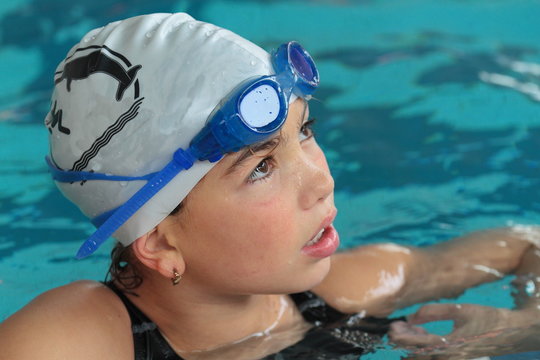 M&auml;dchen mit Schwimmbrille