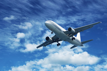 Fototapeta na wymiar Samolot powietrznej pasażera na błękitne niebo