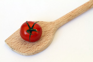 Tomate und Holzlöffel
