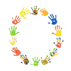 Buchstabe O/ Ziffer 0 aus bunten Kinderhänden (Foto-Collage)