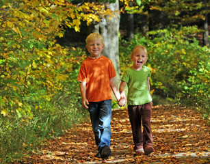 Fototapeta premium Beste Freunde, Kinderglück, leuchtendes Laub