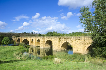 Fototapeta na wymiar Medieval bridge of San Vicente de la Sonsierra, Spain