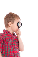 kleiner Junge auf der Suche mit Lupe