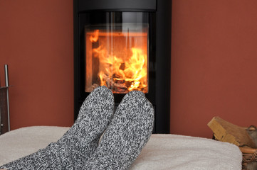 f&uuml;&szlig;e w&auml;rmen vor dem Kamin