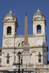 Fototapeta na wymiar Iglesia de la Trinità dei Monti, en la Plaza de España. Roma