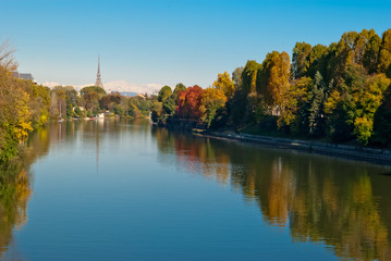 Fototapeta na wymiar Turyn (Torino), panorama z rzeki Pad i Mole Antonelliana