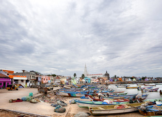 Fototapeta na wymiar Kanyakumari, Indie. Dziesiątki łodzi rybackich zacumowanych w piasku