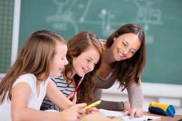 lehrerin erklärt schülern eine aufgabe