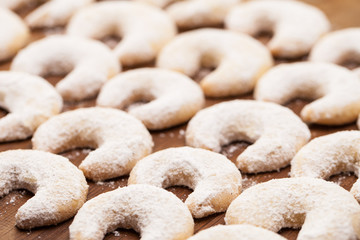 Viel Vanillekipferl schräg auf Holz