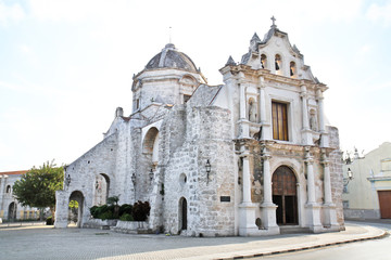 Fototapeta na wymiar Stary kościół w starej części Hawany.