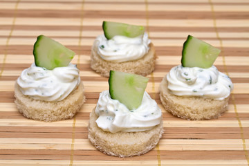 Canapé with spicy cream cheese and cucumber