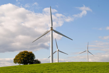 Windräder der Megawattklasse auf Höhenrücken