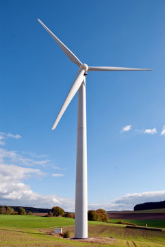 Winrad der Megawattklasse im Binnenland vor blauem Himmel