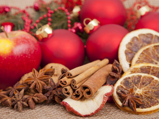 Weihnachtdekoration mit Kugeln