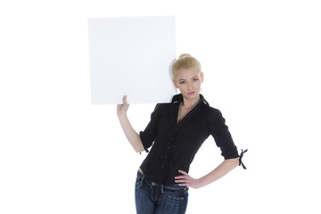 Sympathische Blonde trägt ein quadratisches Schild auf der rech