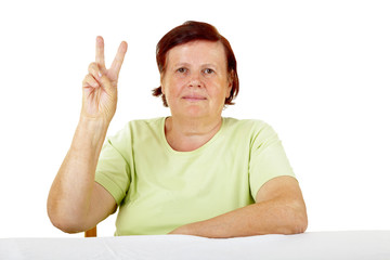 Seniorin zeigt Siegeszeichen