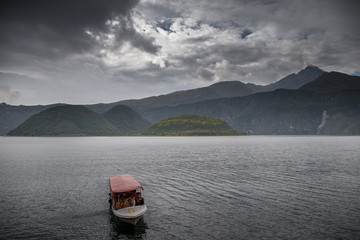 barca sul lago